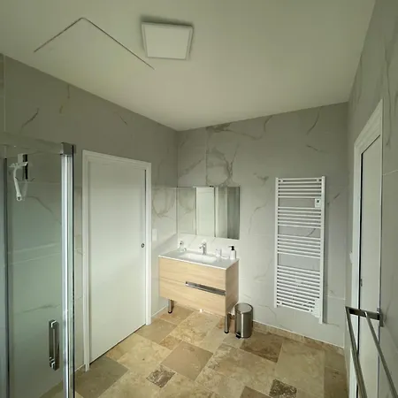 Aux Oliviers D'artur Penzion Tour-de-Faure